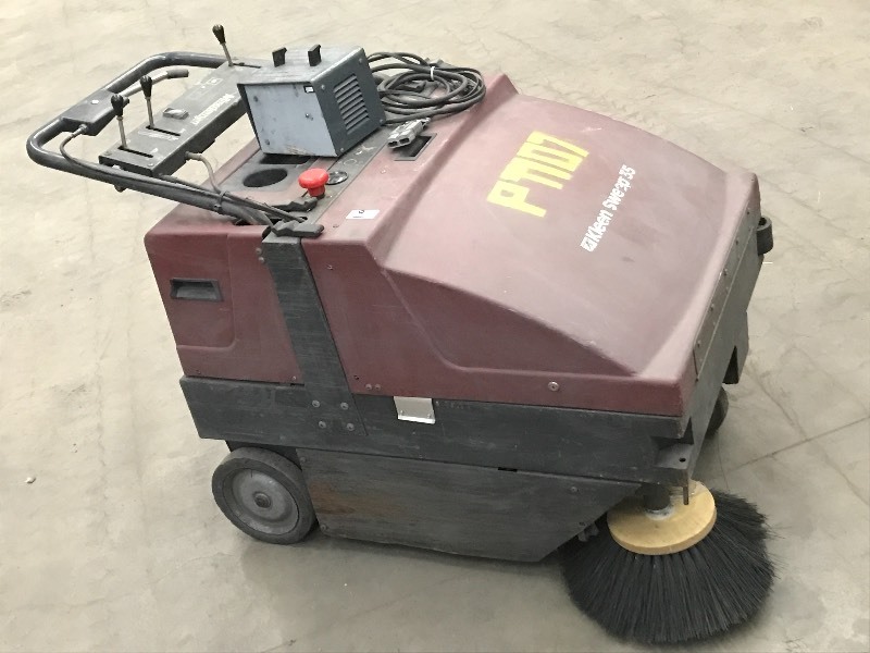lot 9 image: Commercial Floor Sweeper