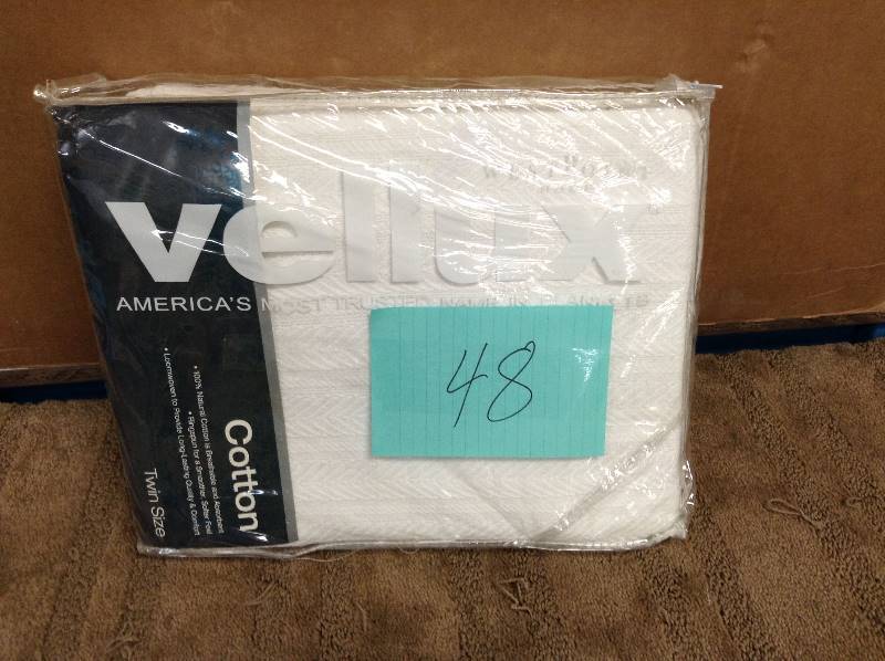lot 48 image: Vellux cotton throw 66 x 90 White