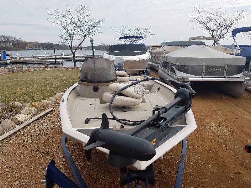lot 2 image: 2002 Crestliner CX1650 #6405