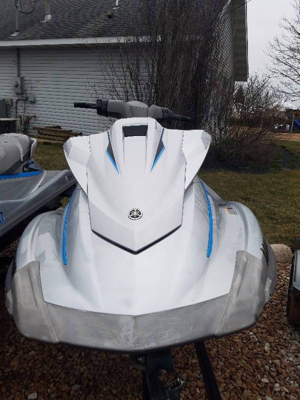 lot 8 image: 2015 Yamaha VX Deluxe #3267