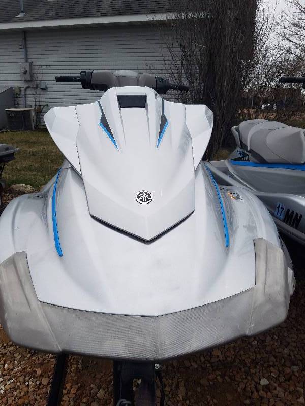 lot 40 image: 2015 Yamaha VX Deluxe #3266