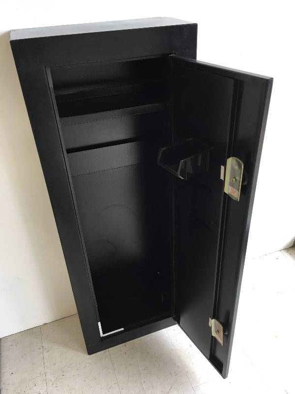 lot 1 image: Gun safe