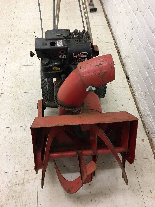 lot 3 image: 4hp briggs and stratton snowblower
