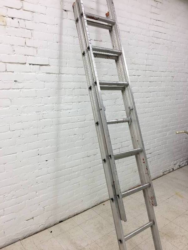 lot 4 image: 22ft aluminum ladder