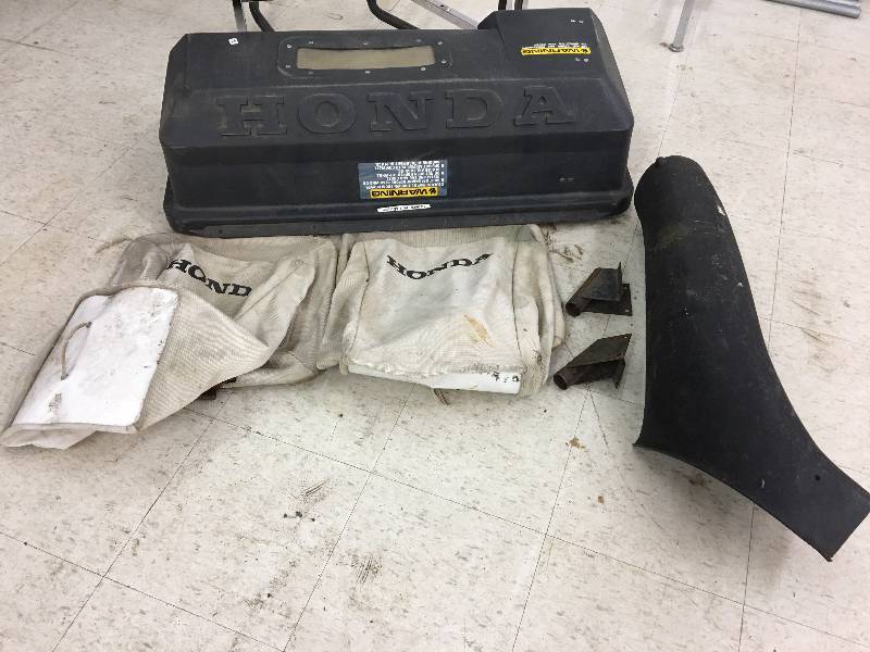 lot 7 image: HONDA 4213 Lawn Mower Tractor Grass Catcher Bagger Complete