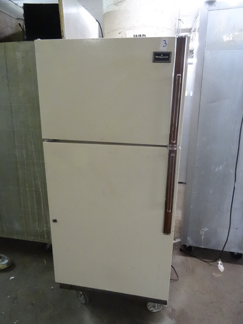 lot 3 image: Hot point fridge freezer. Works. On...