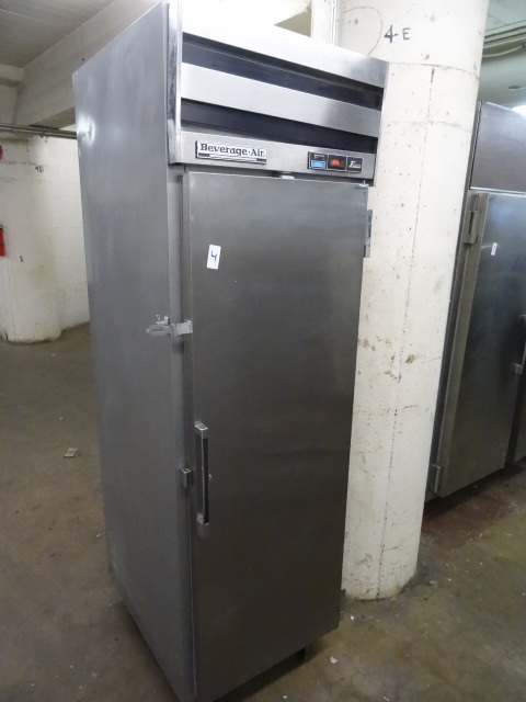 lot 4 image: Beverage air freezer. E series. 26 ...