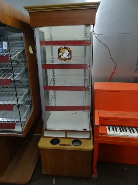 lot 19 image: Retail bakery display case. 1 front...