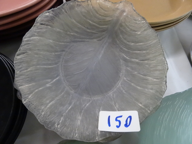 lot 150 image: 7 plastic salad plates...