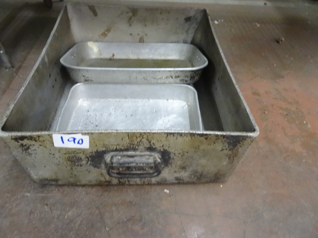 lot 190 image: Heavy duty wearever roasting pan. A...