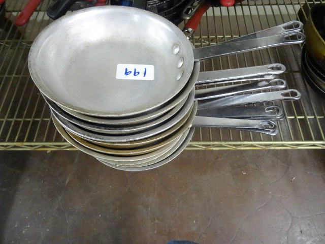 lot 199 image: 9 skillets. Qty 10...