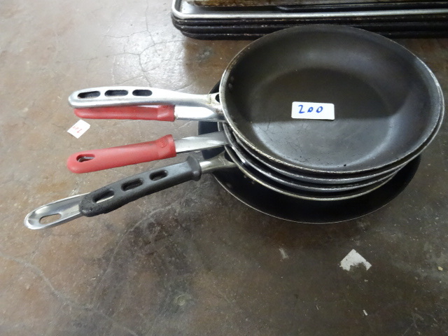 lot 200 image: 11 skillets. Qty 4...