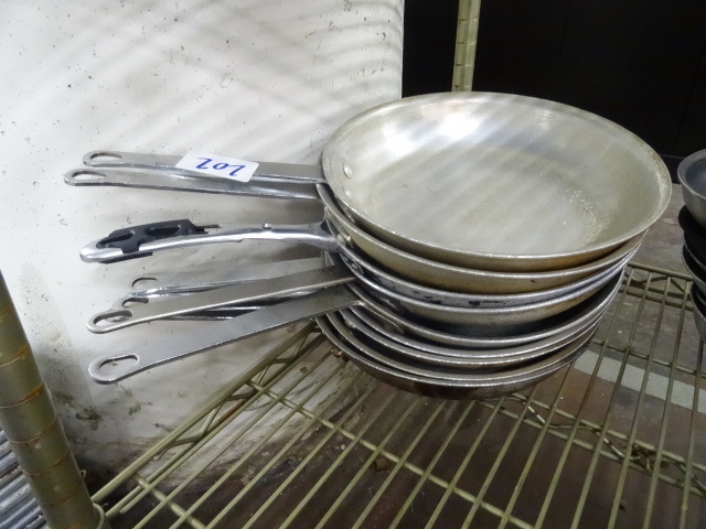 lot 202 image: 10 skillets. Qty 9...