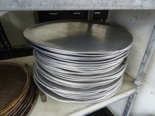 lot 208 image: Misc pizza pans...