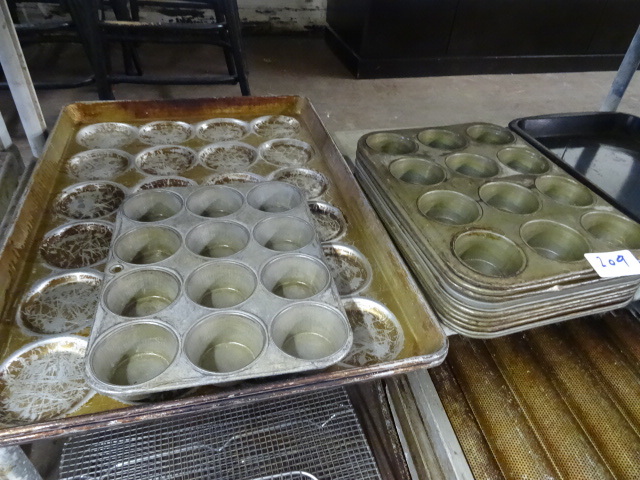 lot 209 image: Misc baking pans...