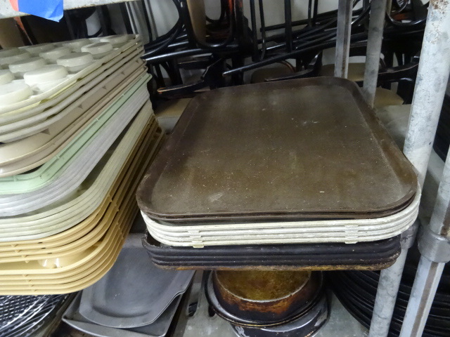 lot 216 image: Misc trays and coffee cup stacking ...