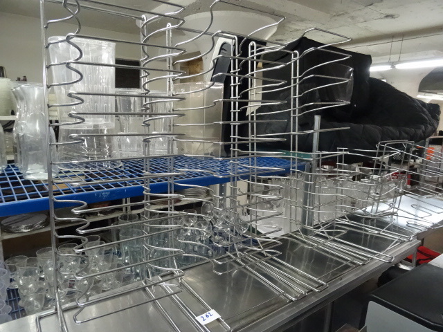 lot 262 image: 5 pizza pan racks...
