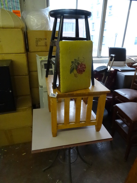 lot 286 image: Metal framed table. Wood end table....