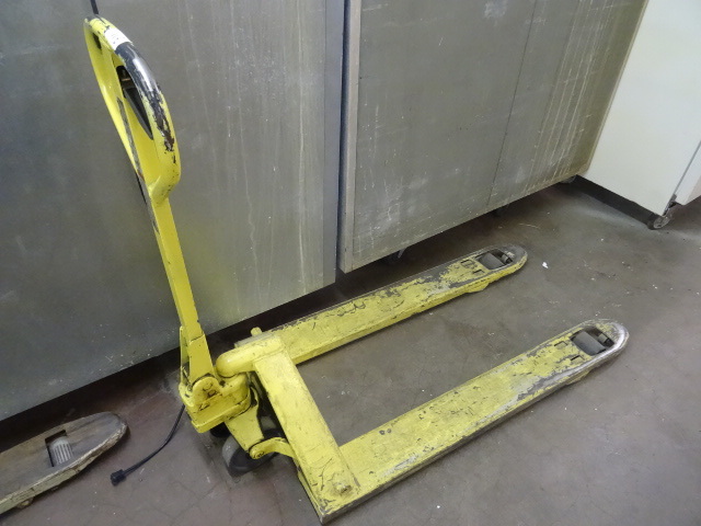 lot 311 image: Full size pallet jack. Works...