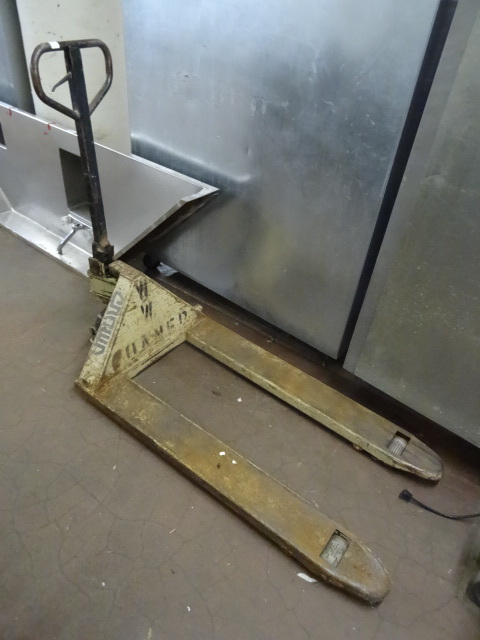 lot 312 image: Crown full size pallet jack....