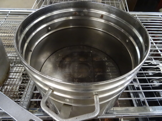 lot 319 image: Muffin pans. Cooking pots. Misc bakeware