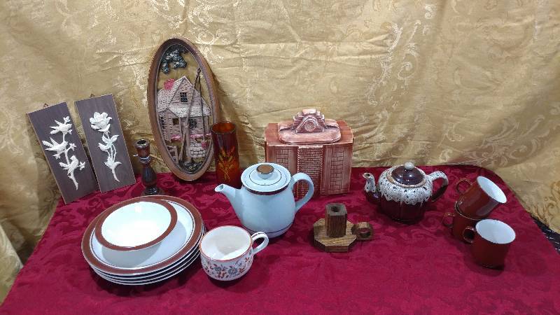 lot 160 image: White and Brown Dishes and Dcor