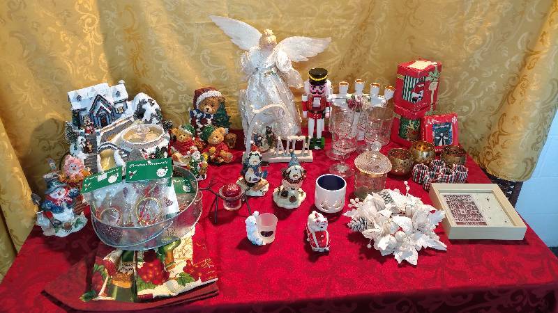lot 164 image: Christmas Dcor
