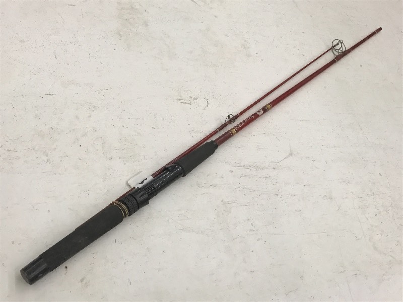 lot 32 image: Daiwa Two-Piece 66 Light Action R...
