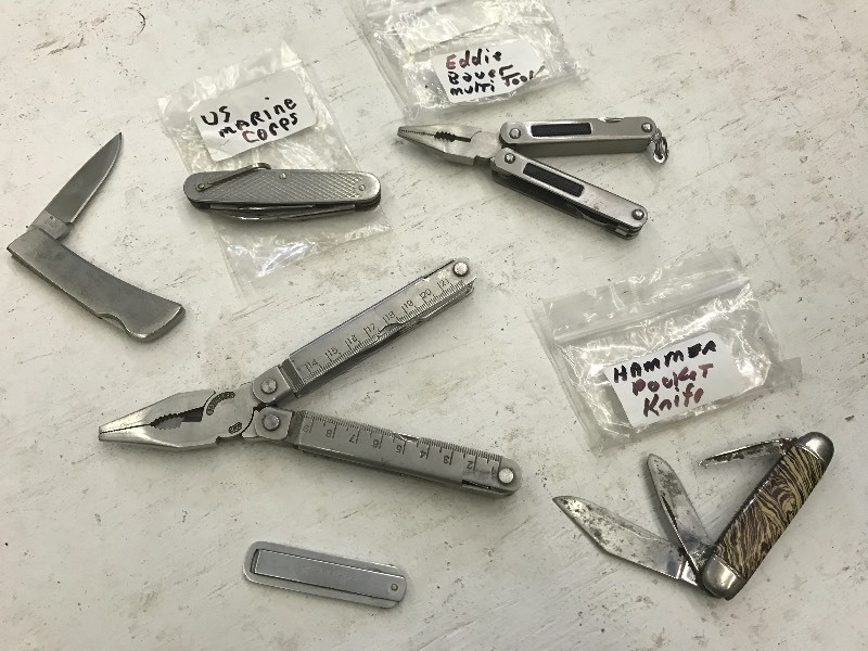 lot 96 image: Lot Of (4) Pocket Knives & (2) Mult...