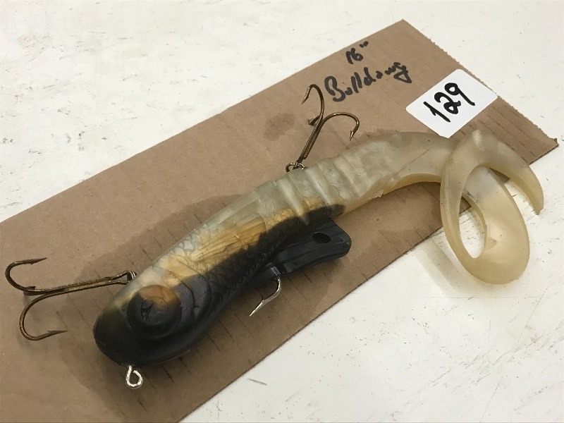 lot 129 image: (1) 16 Bulldawg Muskie Lure ...