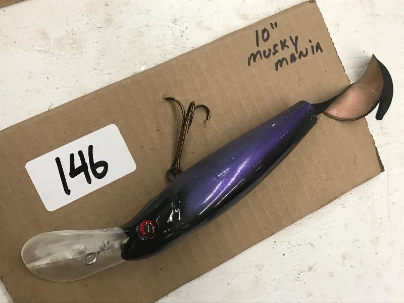 lot 146 image: (1) 10 Musky Mania Muskie Lure ...