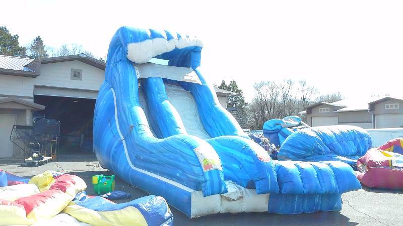lot 14 image: 19Ft Wild Wave Jr Water Slide with Pool