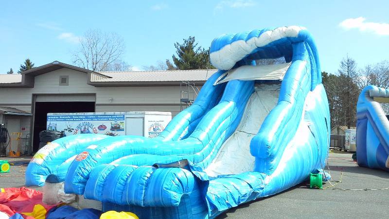 lot 17 image: 19Ft Wild Wave Jr Water Slide with Pool
