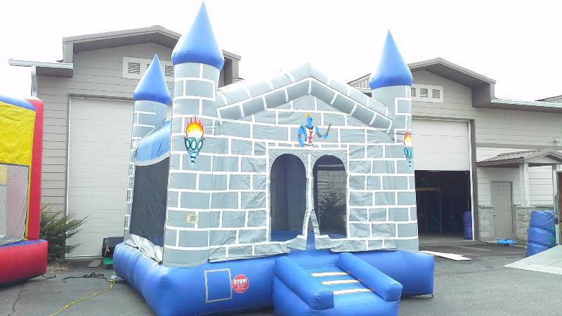 lot 22 image: 15x15 BlueGray Castle