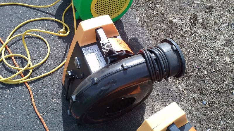lot 83 image: Zoom - 1HP Blower UL listed