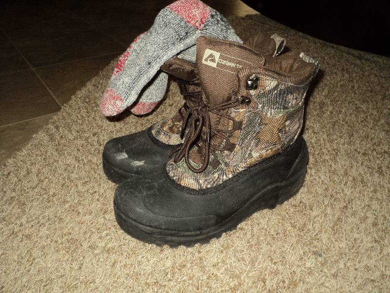 camo mens ozark trail boots, size 1...
