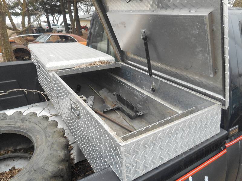 DELTA DIAMOND PLATE TOOL BOX