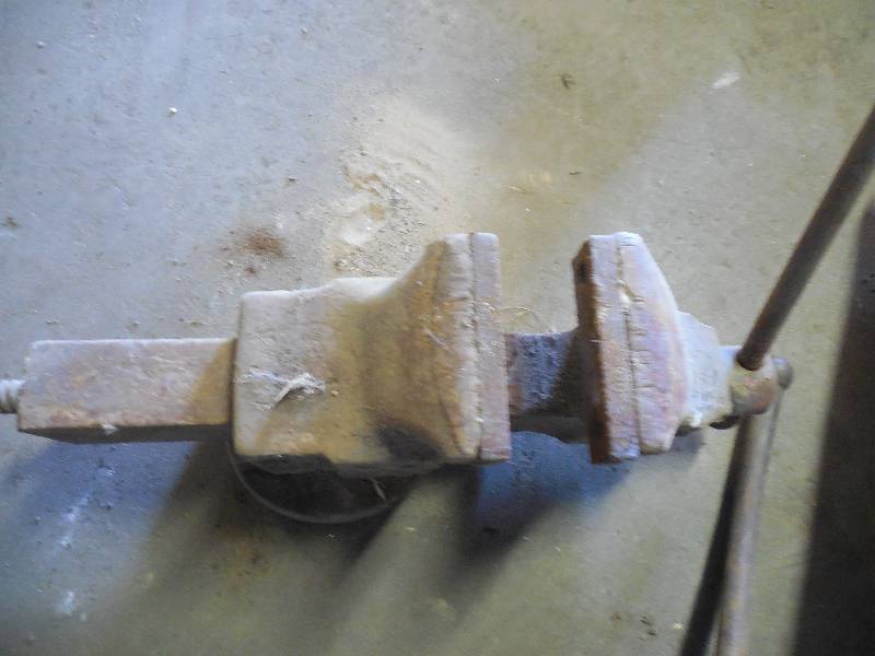 OLDER HEAVY DUTY BENCH VISE
