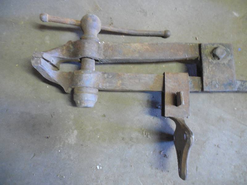 BENCH VISE