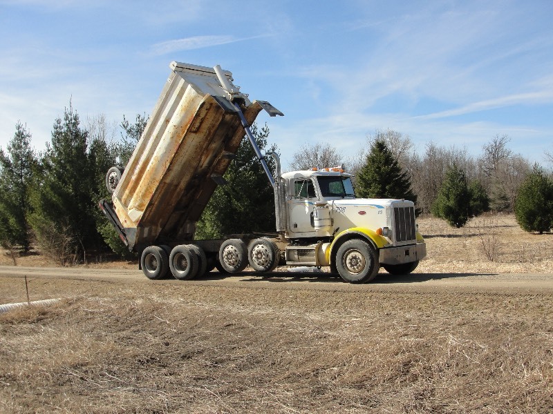 lot 1 image: 1996 Peterbilt  357 Super 16 Dump Truck