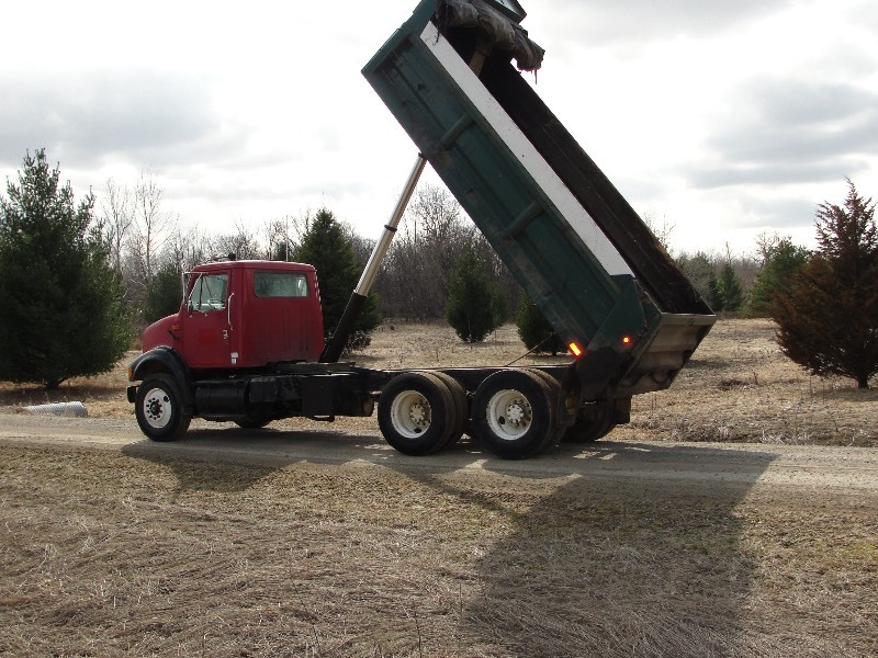 lot 2 image: 2003  International 8100 DumpTruck