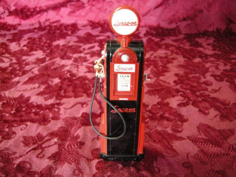 lot 16 image: Snap-On Diecast Gas Pump Bank
