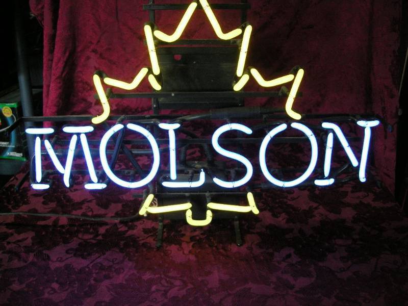 lot 18 image: Molson Neon Beer Light