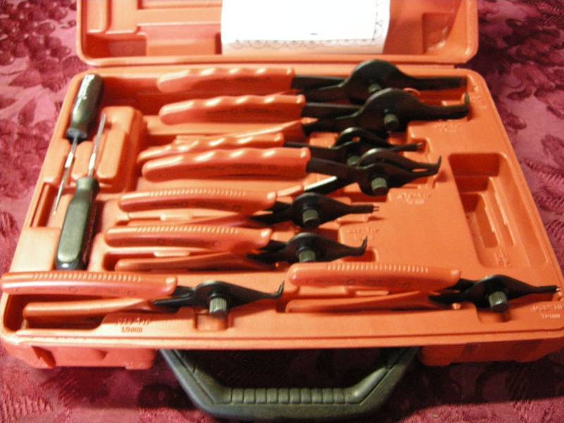 lot 32 image: Pittsburgh 11pc Snap Ring Plier Set