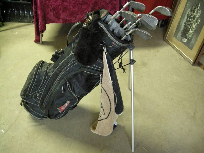 lot 68 image: Datrek Sportstrek Golf Bag and Clubs