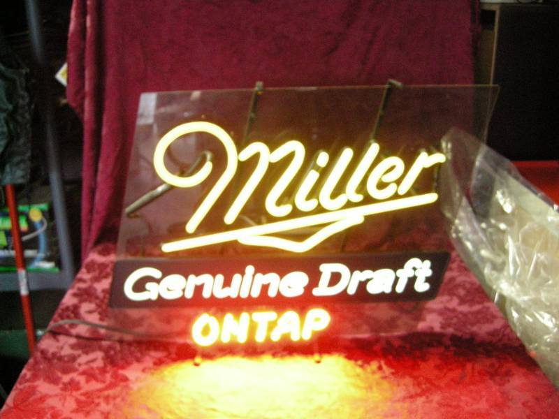 lot 72 image: Miller Genuine Draft Neon Beer Light