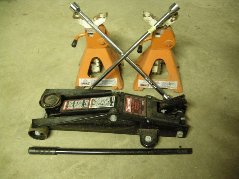 lot 100 image: Floor Jack and Jack Stands