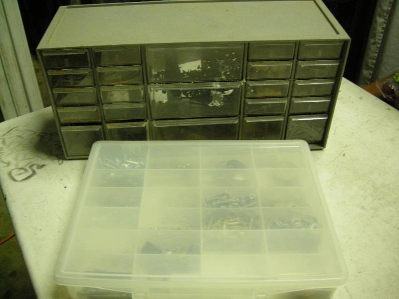 lot 101 image: Organizers with contents