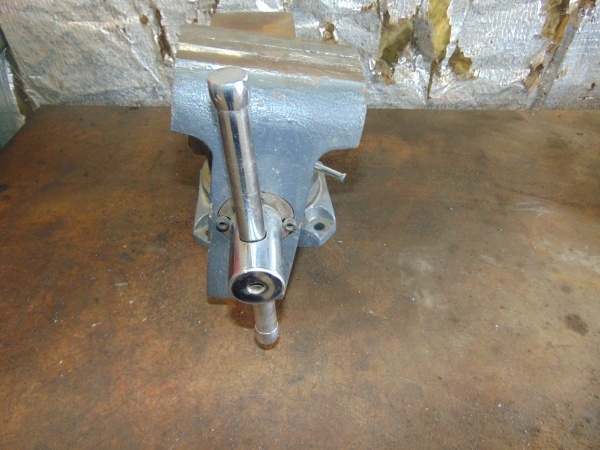 lot 3 image: Heavy Duty Bench Vise