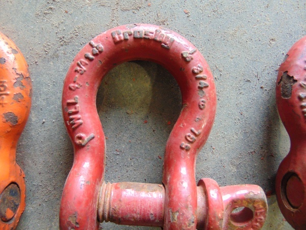 lot 19 image: (3) 34, 20mm Pin Shackles